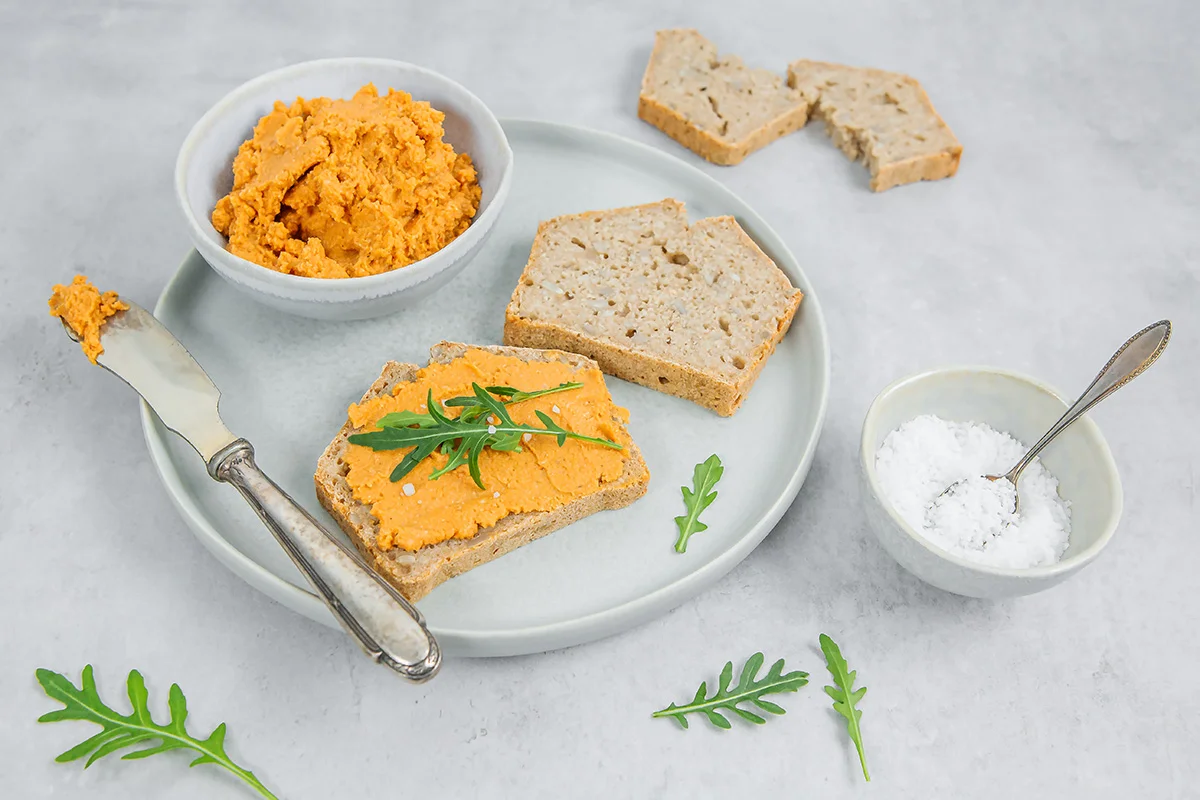 Teller mit zwei Scheiben Brot und einem Schälchen