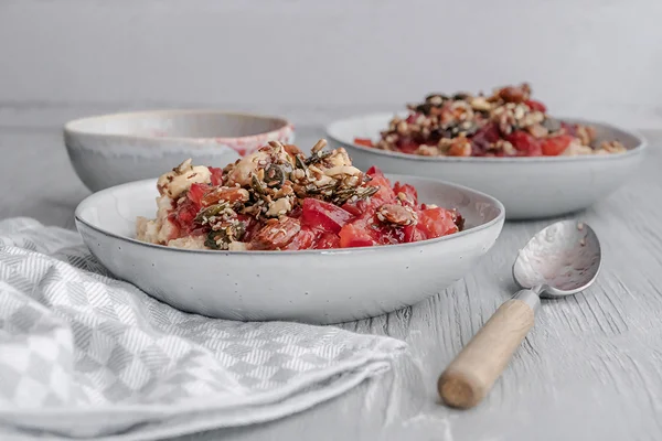 Porridge mit Pflaumenkompott und Nüssen