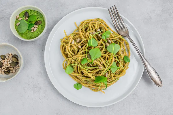 Spaghetti aus roten Linsen mit Portulak-Pesto