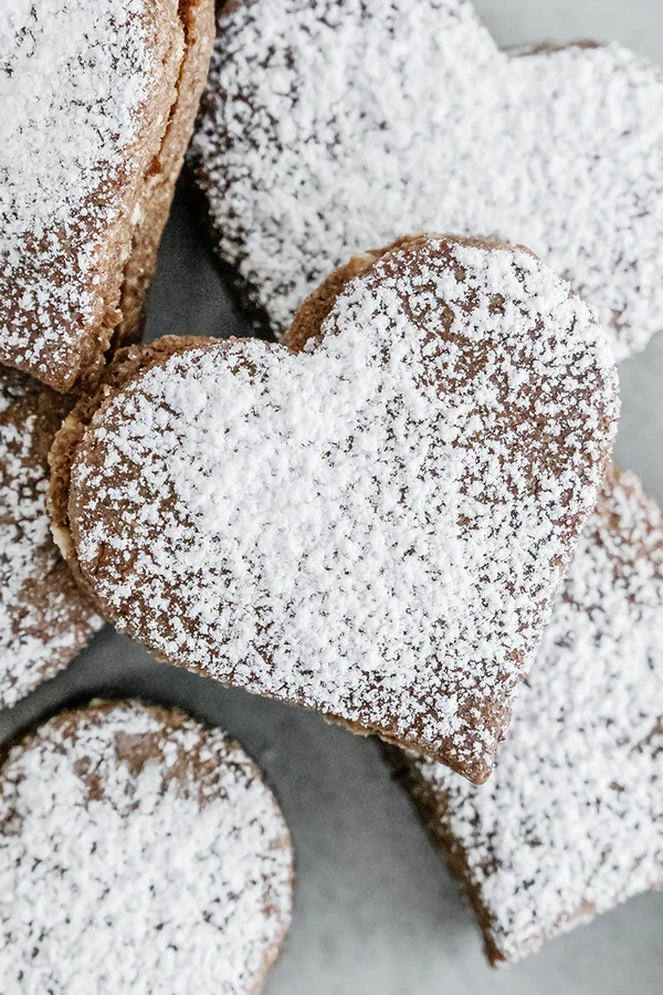 Vegane Schokoherzen in der Nahaufnahme