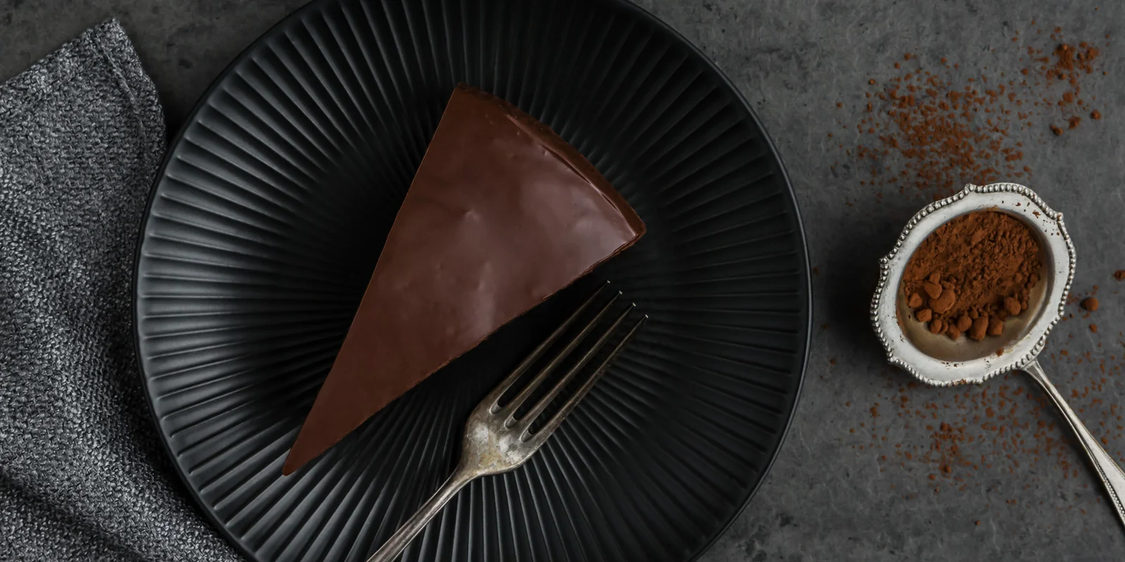 Teller mit einem Stück veganem Kuchen